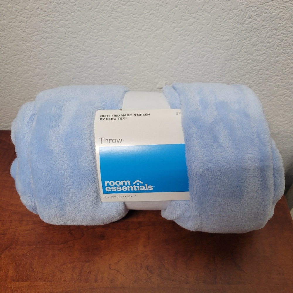 Room Essentials Sky Blue Plush Throw 50 X 60 Nwt